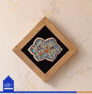 سفال برجسته لعابدار با قاب چوبی، قواره بری «طرح گل و مرغ»